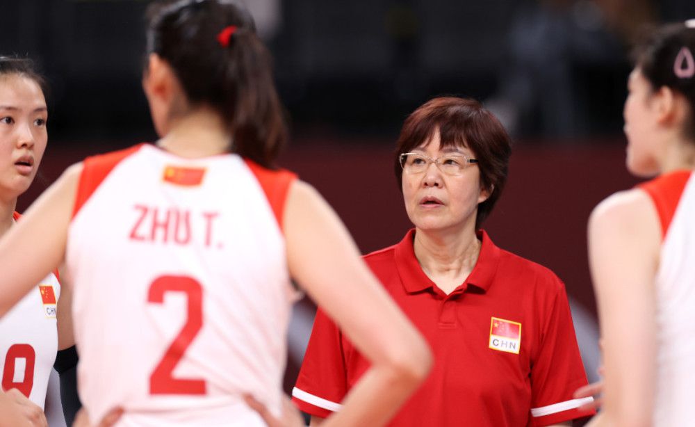 而在巨齿鲨面前，一位金发女郎悠闲地在海上享受惬意时光，丝毫没有意识到危机降临